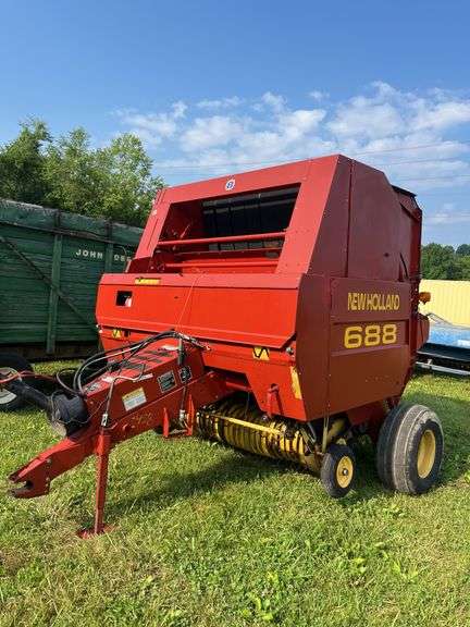 L10- NEW HOLLAND 688 ROUND BALER image