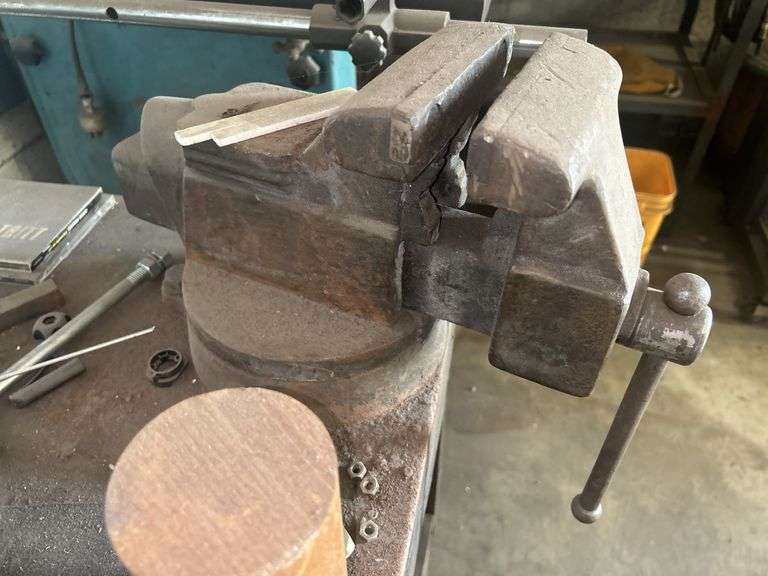 Metal Work Bench with Vise