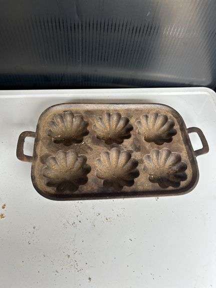 Cast Iron Flower Shaped Baking Pan image