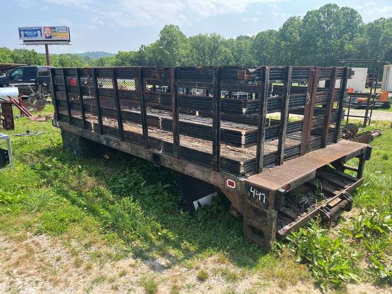 L6- FLATBED WITH LIFT AND RAILS image