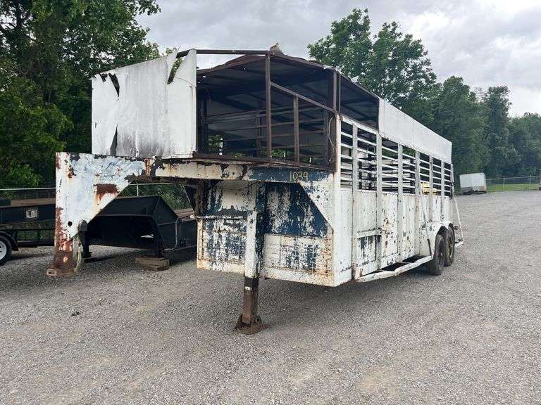BL- GOOSENECK CATTLE TRAILER (NO TITLE) image