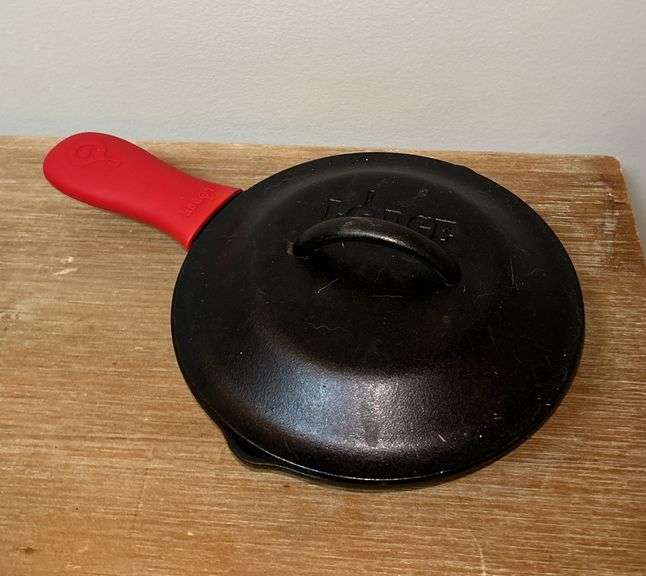 Lodge Cast Iron Skillet with Lid image