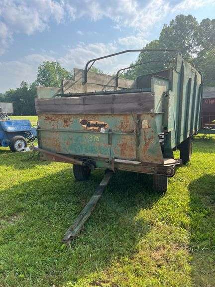 L10- 16 FT BADGER SILAGE WAGON image