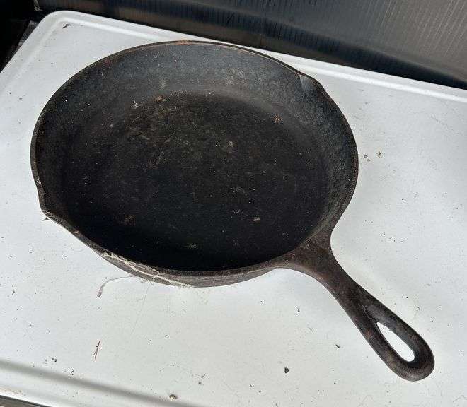 Unmarked Cast Iron Skillet image