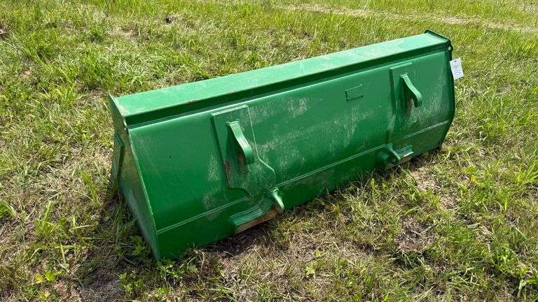 JOHN DEERE TRACTOR BUCKET
