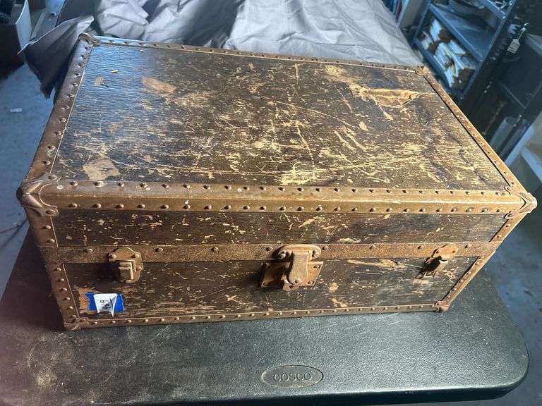 Steamer Trunk with Wardrobe Compartment image