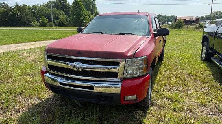 2011 CHEVROLET SILVERADO PICKUP TRUCK(HAS REBUILT TITLE)