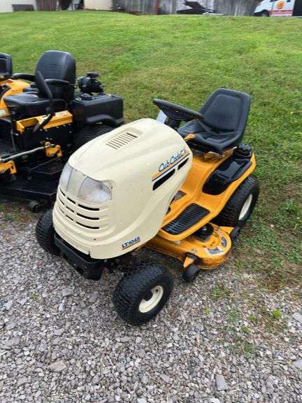 L16 - CUB CADET LT 1045 RIDING MOWER image