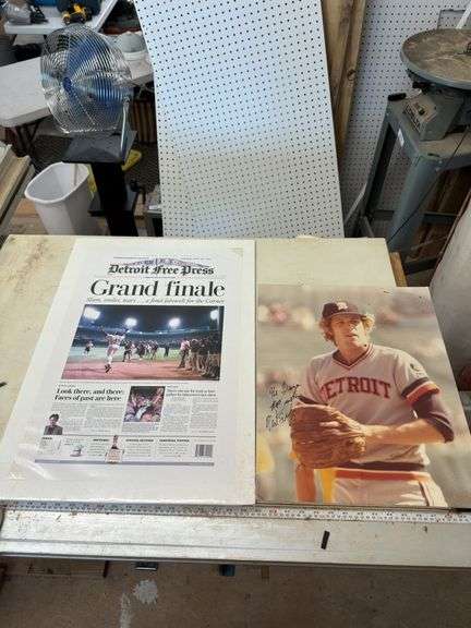 Kirk Gibson Signed Photo and Detroit Free Press "Grand Finale" Newspaper image