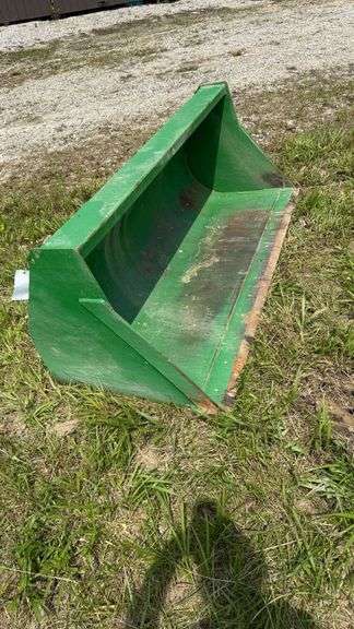 JOHN DEERE TRACTOR BUCKET