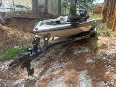 Norris Craft 2000 XLD VEE Bass Boat with Evinrude Motor and Hustler Trailer