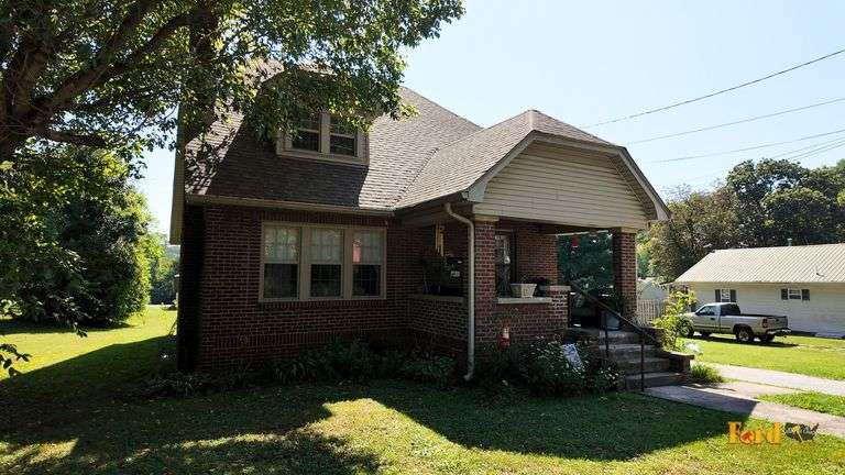 Duplex House & Garage w/ Additional Apartment/Storage Units in Downtown Somerset, Ky at Absolute Live/Online Auction image