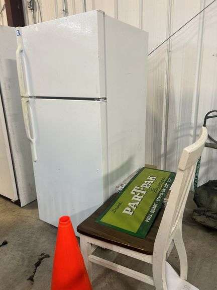 GE GTS17FCSRWW Refrigerator with Par-T-Pak Advertising Sign and More image
