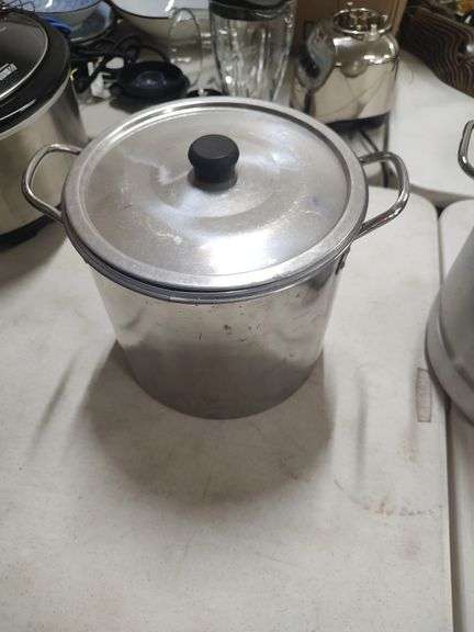2 STAINLESS STEEL STOCK POTS WITH LIDS