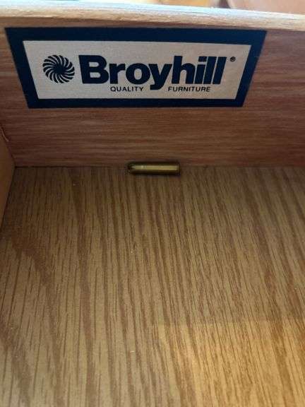 Broyhill Furniture Entryway Table