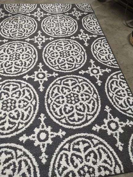 THRESHOLD GRAY MEDALLION AREA RUG - 4 FT X 5 FT 6 INCH