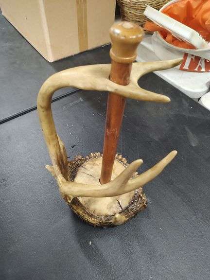 DEER ANTLER PAPER TOWEL HOLDER WITH SALT AND PEPPER HOLDER AND COASTER