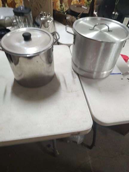 2 STAINLESS STEEL STOCK POTS WITH LIDS