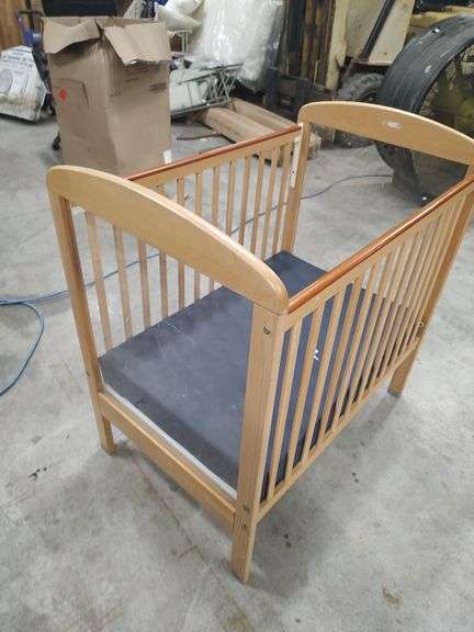 BABY CRIB WITH SEE THROUGH PLEXIGLASS ENDS - 39X26X41