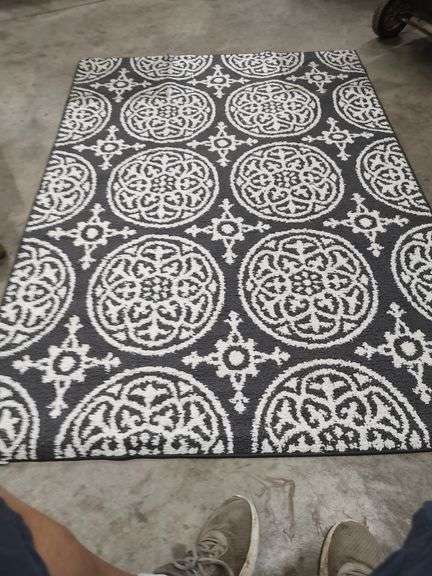 THRESHOLD GRAY MEDALLION AREA RUG - 4 FT X 5 FT 6 INCH