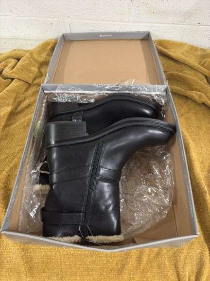 SIZE 9.5 NEW PAIR OF BOOTS image