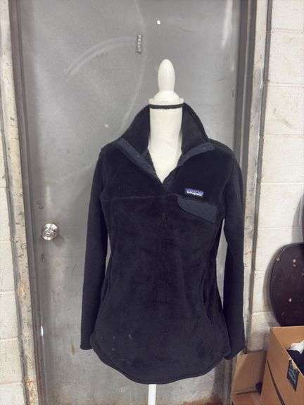 WOMENS - SIZE LARGE-  PATAGONIA- BLACK PULL OVER- image