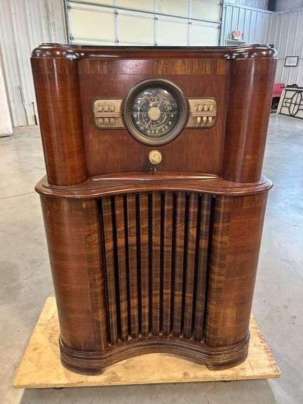 Vintage Radio Collection & Other Collectibles at Absolute Online Auction image