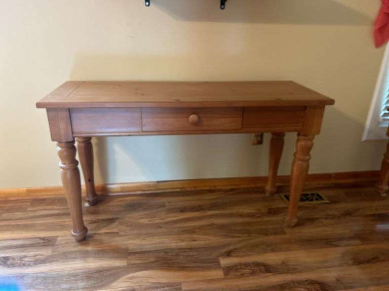 Broyhill Furniture Entryway Table image