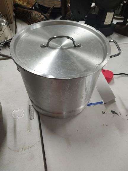 2 STAINLESS STEEL STOCK POTS WITH LIDS
