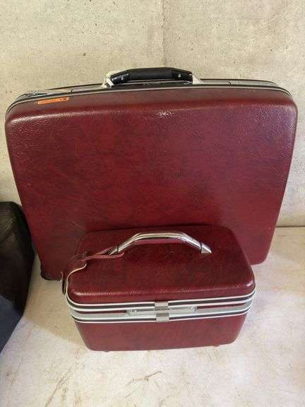 Samsonite Burgundy Luggage Set: Suitcase & Vanity Case image