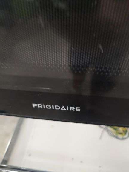 FRIGIDAIRE 900 WATT MICROWAVE