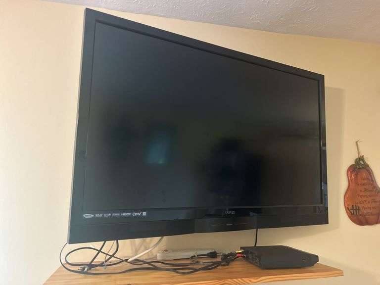 Vizio SV470M 47" 1080p LCD TV with Memorex DVD Player image