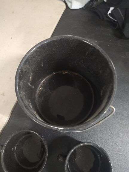 SMALL GRANITE COOKER WITH 2 COFFEE CUPS