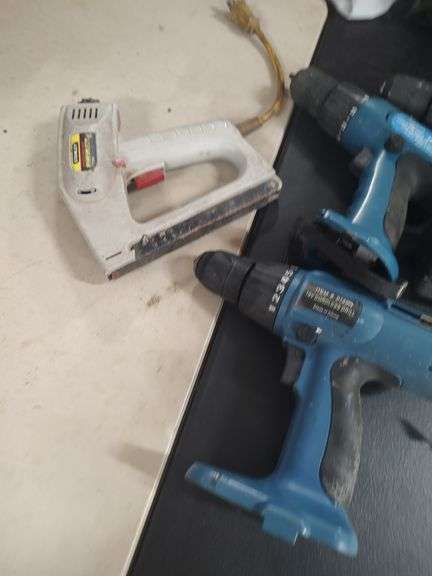 STANLEY ELECTRIC STAPLER AND DRILLS - NO CHARGER AND ONLY 1 BATTERY