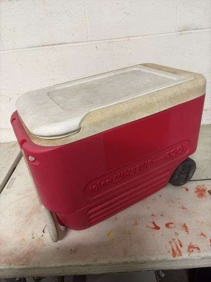 RED AND WHITE PULL IGLOO COOLER image