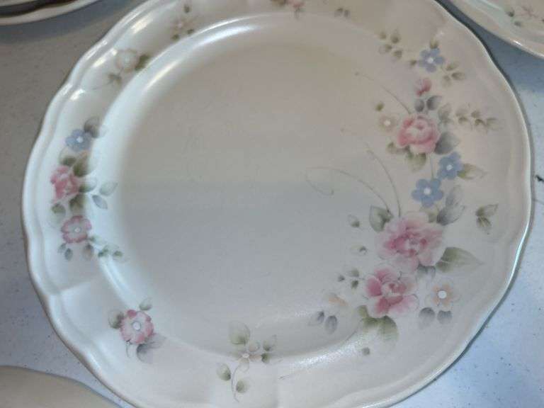 Pfaltzgraff Yorktowne Dinner Plates - Set of 6
