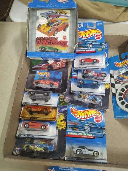 LOT OF HOT WHEELS