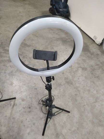 2 RING LIGHTS ON STANDS