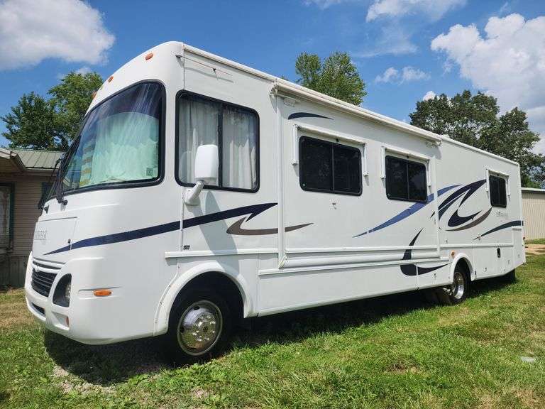 2005  FORD  Motorhome Chassis Daybreak by Damon Motor Coach - Well Maintained RV
