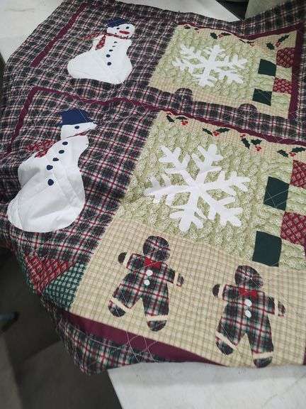 KING SIZE CHRISTMAS QUILT WITH SHAMS