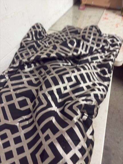 MAINSTAYS- KING COMFORTER image