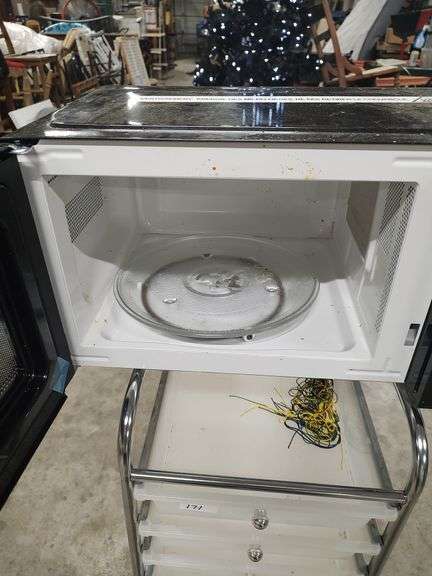 FRIGIDAIRE 900 WATT MICROWAVE