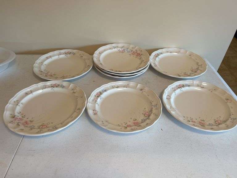 Pfaltzgraff Yorktowne Dinner Plates - Set of 6 image