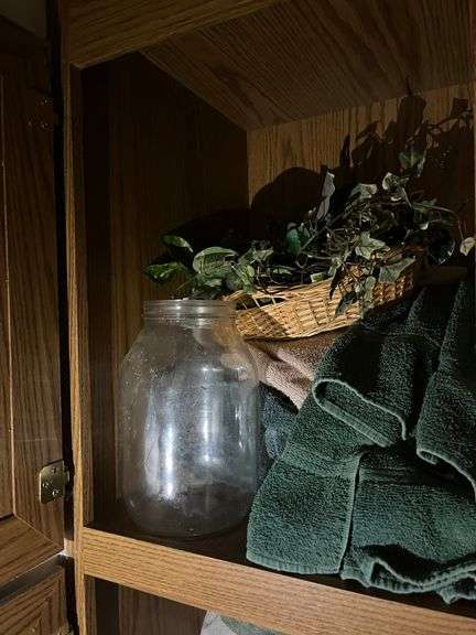 Assorted Bathroom Items image