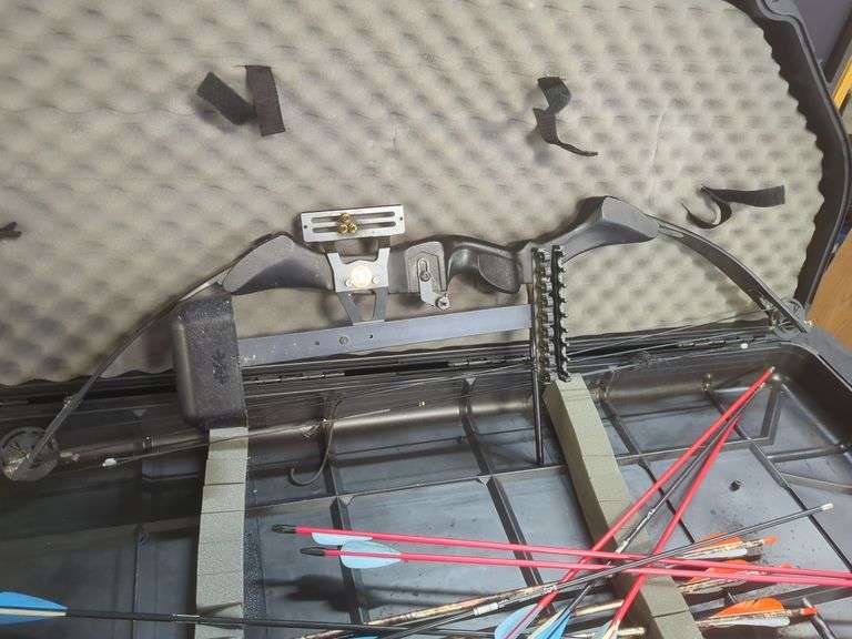 PSE Elite Series Compound Bow with Arrows and Case