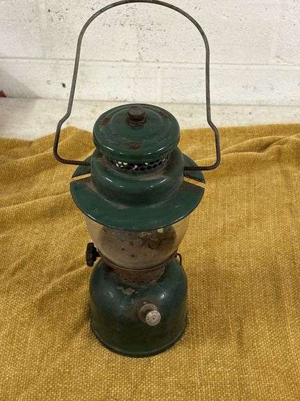 VINTAGE COLEMAN CAMPING LANTERN image