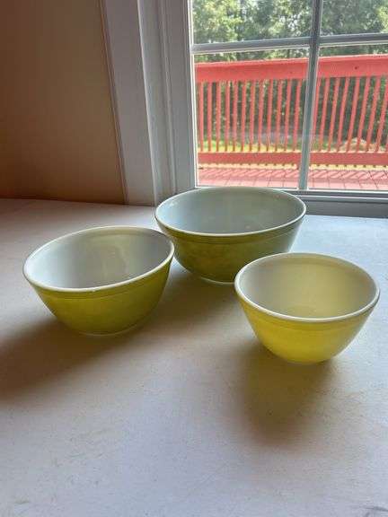 Pyrex Mixing Bowl Set - Three Piece - Yellow and Olive image