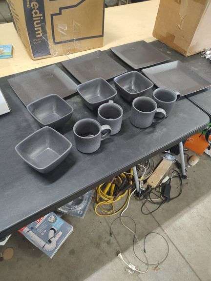BETTER HOMES AND GARDEN - 12 PC DISH SET - PLATES - BOWLS AND CUPS image