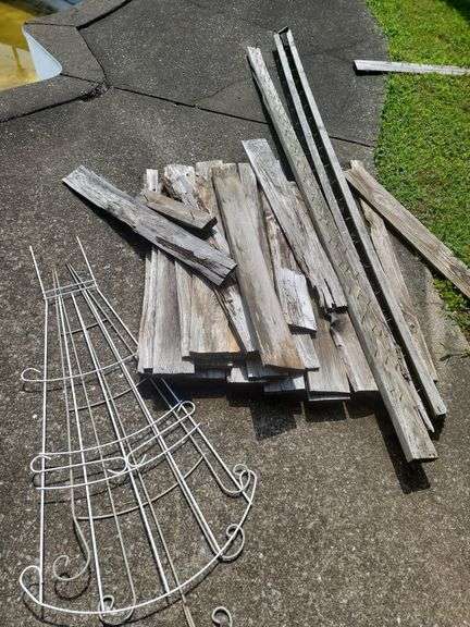 Reclaimed Wood Lot with Trellis image