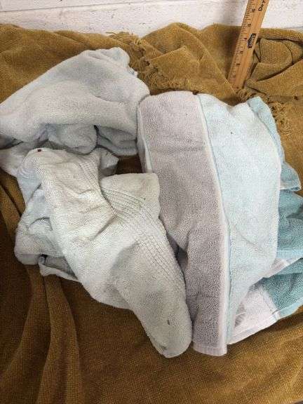 BOX OF TWO HAND TOWELS AND ONE BATH TOWEL image